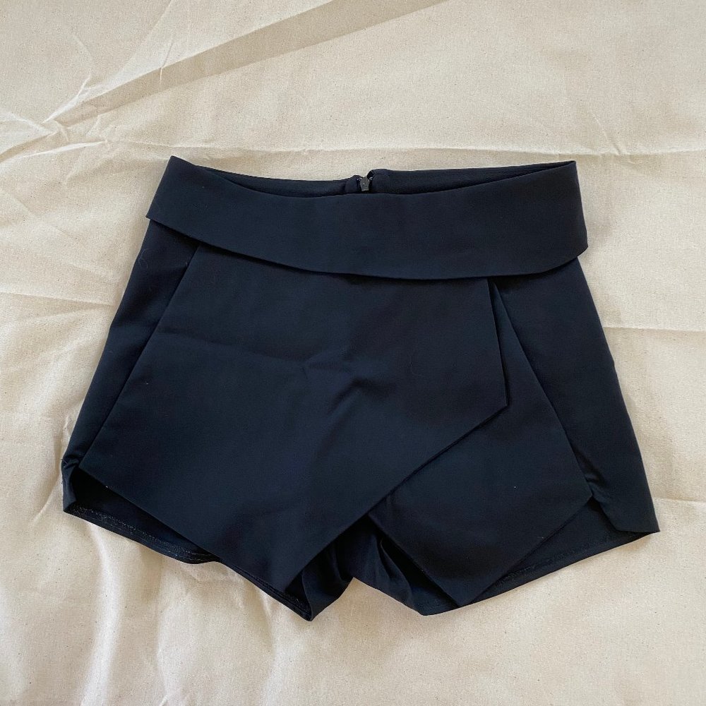 Asymmetrical skort in black
